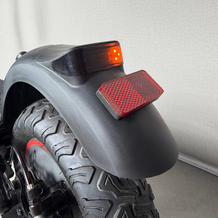 Электросамокат UMI Q10 Ultra 800W 48V 18Ah — мощный электросамокат с двойной амортизацией, Bluetooth, LCD-дисплеем, дисковыми тормозами, пневматическими колёсами 10.5", LED-поворотниками, рекуперацией, до 45 км/ч