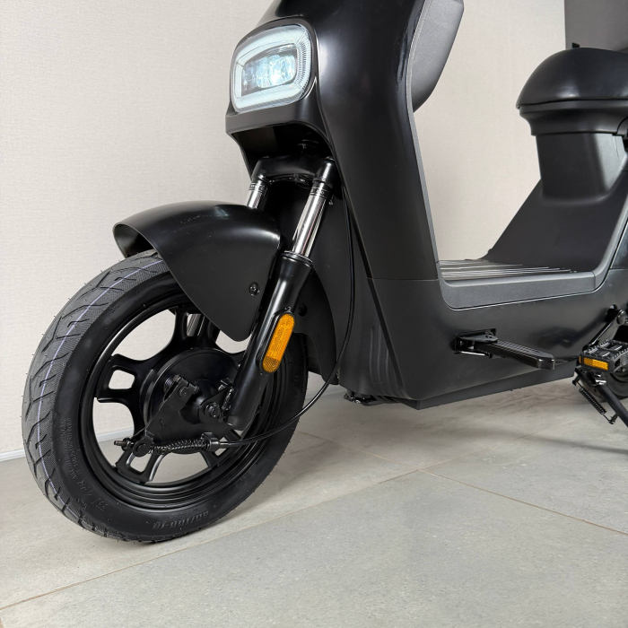 EVOBIKE YOTA 800W 48V 20Ah чорний — двомісний міський електровелосипед із графеновим акумулятором, переднім металевим кошиком, подвійною амортизацією, LED-дисплеєм, сигналізацією, поворотниками, до 35 км/год