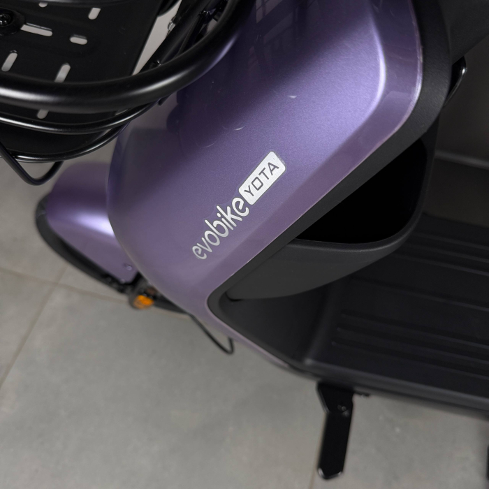EVOBIKE YOTA 800W 48V 20Ah фіолетовий — двомісний міський електровелосипед із графеновим акумулятором, переднім металевим кошиком, подвійною амортизацією, LED-дисплеєм, сигналізацією, поворотниками, до 35 км/год