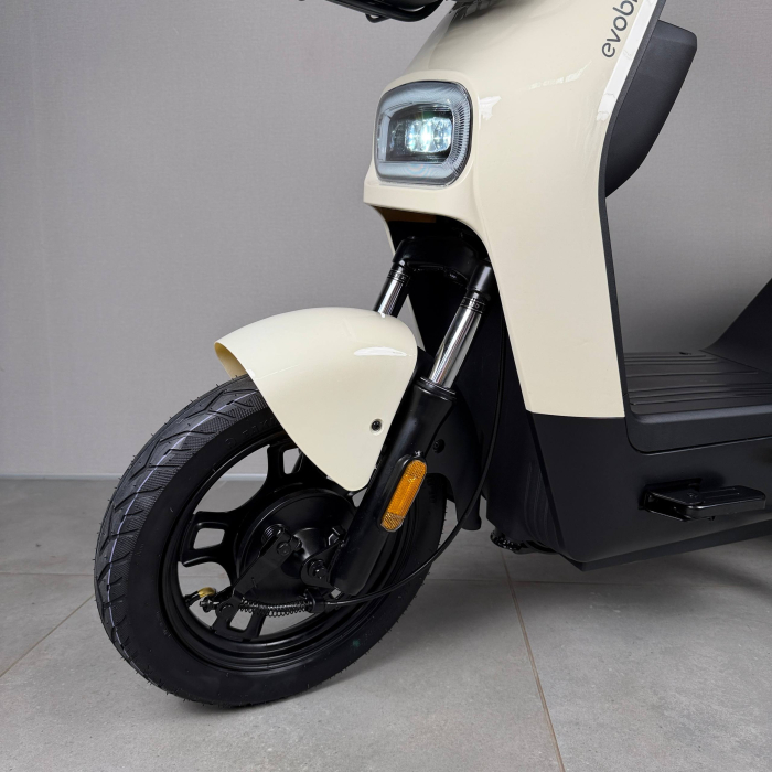 EVOBIKE YOTA 800W 48V 20Ah молочний — двомісний міський електровелосипед із графеновим акумулятором, переднім металевим кошиком, подвійною амортизацією, LED-дисплеєм, сигналізацією, поворотниками, до 35 км/год