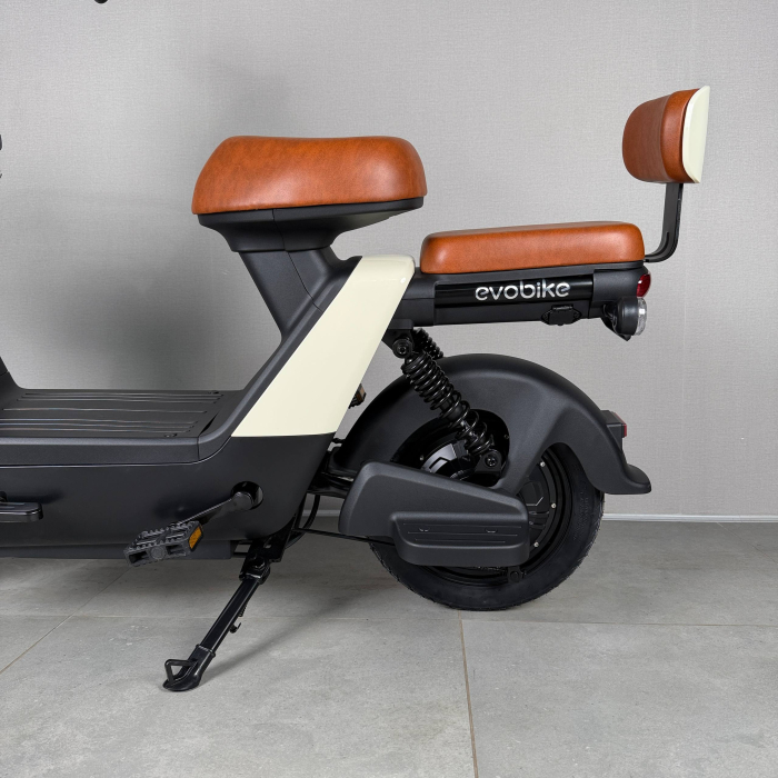 EVOBIKE YOTA 800W 48V 20Ah молочний — двомісний міський електровелосипед із графеновим акумулятором, переднім металевим кошиком, подвійною амортизацією, LED-дисплеєм, сигналізацією, поворотниками, до 35 км/год