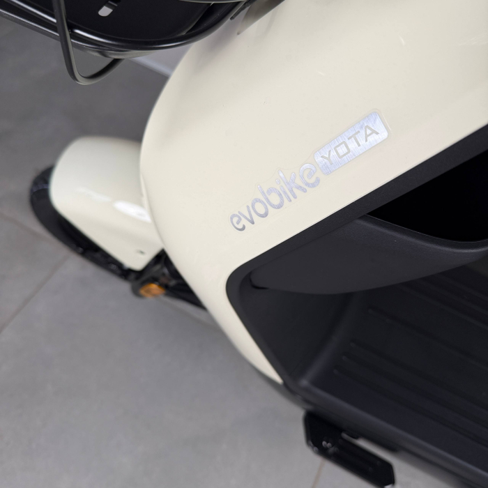 EVOBIKE YOTA 800W 48V 20Ah молочний — двомісний міський електровелосипед із графеновим акумулятором, переднім металевим кошиком, подвійною амортизацією, LED-дисплеєм, сигналізацією, поворотниками, до 35 км/год