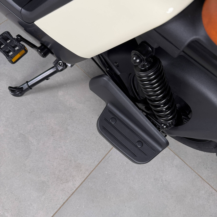 EVOBIKE YOTA 800W 48V 20Ah молочний — двомісний міський електровелосипед із графеновим акумулятором, переднім металевим кошиком, подвійною амортизацією, LED-дисплеєм, сигналізацією, поворотниками, до 35 км/год